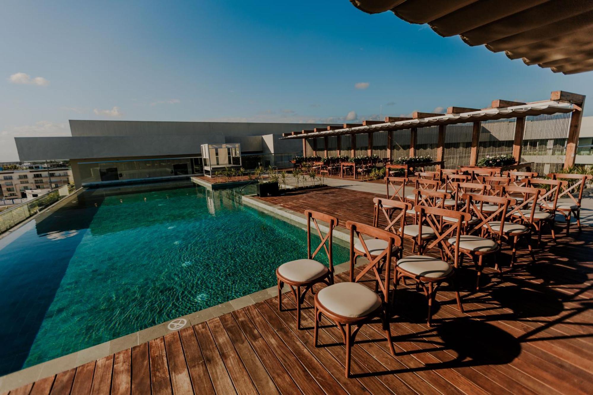 Aloft Playa Del Carmen Hotel Екстериор снимка Rooftop pool at the hotel